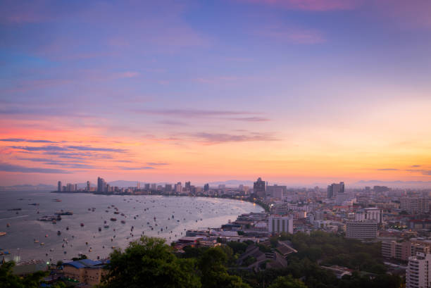 cidade de pattaya e mar com suset, tailândia. horizonte da cidade de pattaya e cais de suset em pattaya chonburi tailândia - antakya - fotografias e filmes do acervo