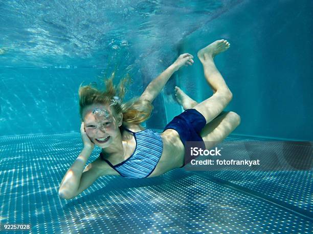 Affascinante Bambino Sorrisi E Tuffarsi In Piscina - Fotografie stock e altre immagini di 8-9 anni - 8-9 anni, Acqua, Bambine femmine