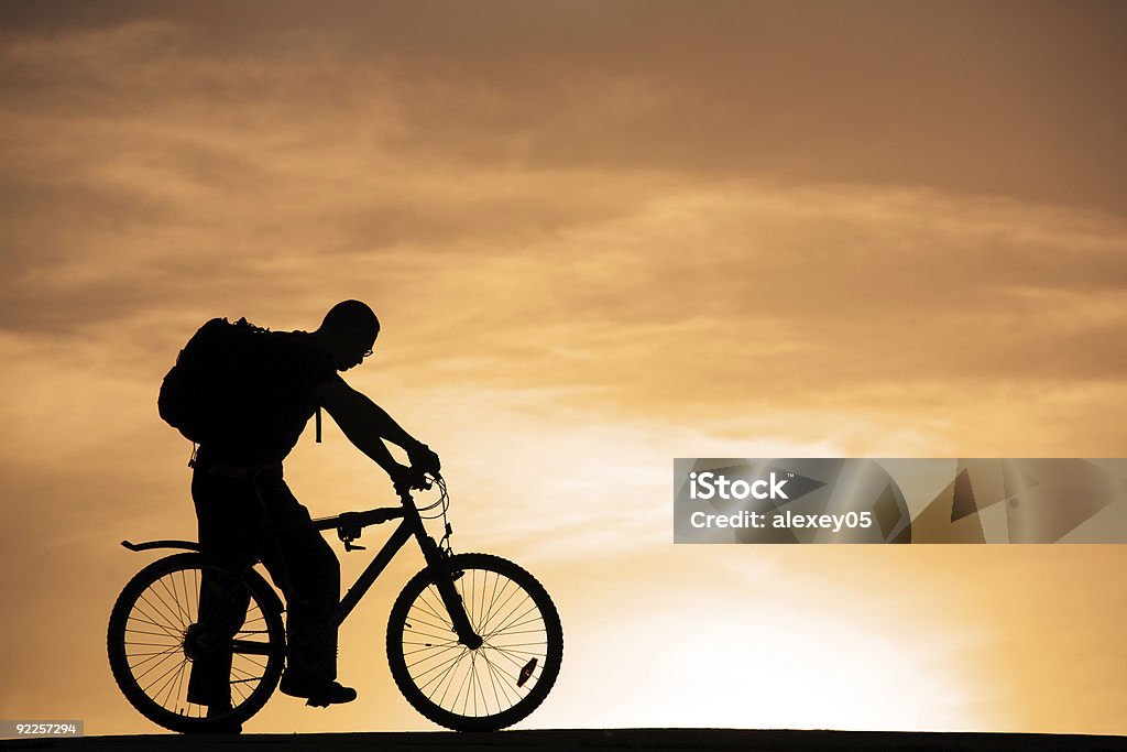 Człowiek na rowerze górskim - Zbiór zdjęć royalty-free (Aktywny tryb życia)