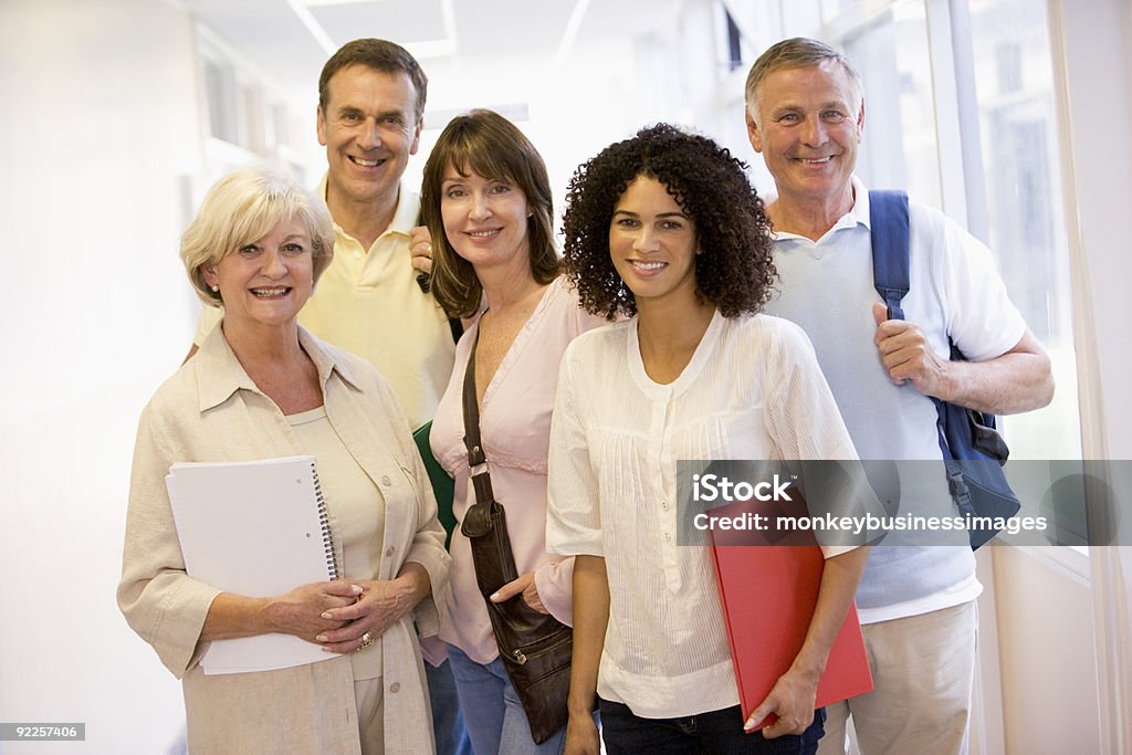 Gruppe von Erwachsenen Studierenden stehen in campus-Korridor - Lizenzfrei Älterer Student Stock-Foto