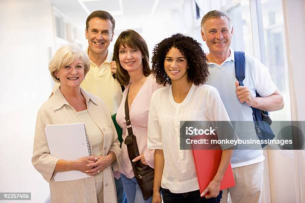 Gruppe Von Erwachsenen Studierenden Stehen In Campuskorridor Stockfoto und mehr Bilder von Älterer Student