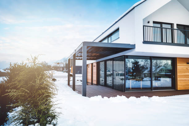istock Contemporary home in winter time 922575636