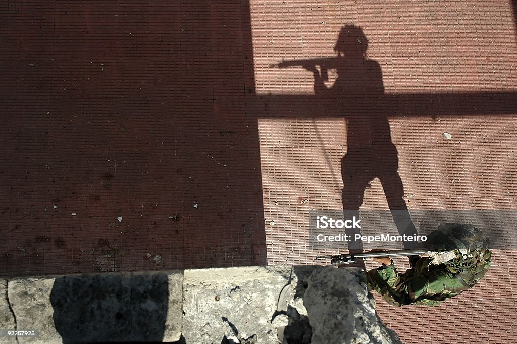Formation militaire contre le nettoyage des zones urbaines - Photo de Arme à feu libre de droits