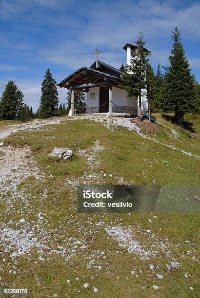 Alpine Cappella - Fotografie stock e altre immagini di Albero - Albero, Alpi, Ambientazione esterna