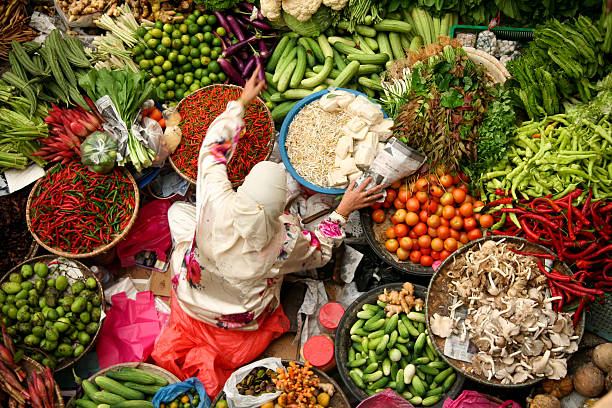 asiática de legumes frescos de mercado mulher muçulmana - agriculture food vegetable fruit - fotografias e filmes do acervo