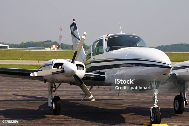 Photo libre de droit de Cessna 310 Avion Sur La Piste banque d'images et plus d'images libres de droit de Aile d'avion - Aile d'avion, Angle aigu, Avion