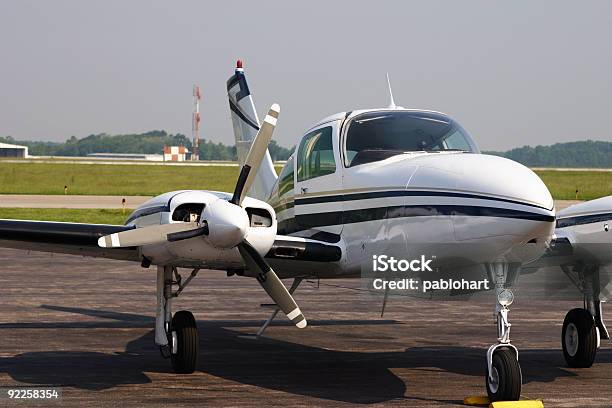 Cessna 310 Avião Na Pista De Decolagem - Fotografias de stock e mais imagens de Aeroporto - Aeroporto, Alfalto, Asa de aeronave