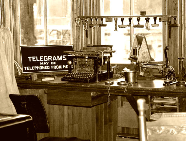 retro telegraph büro - wireless telegraphy stock-fotos und bilder