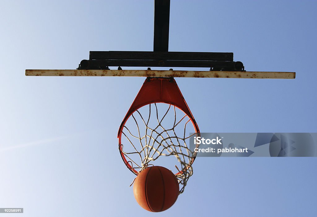 Basket-ball sur le sol - Photo de Au fond de libre de droits