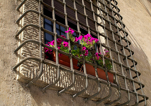 italiano janela - bars on windows - fotografias e filmes do acervo