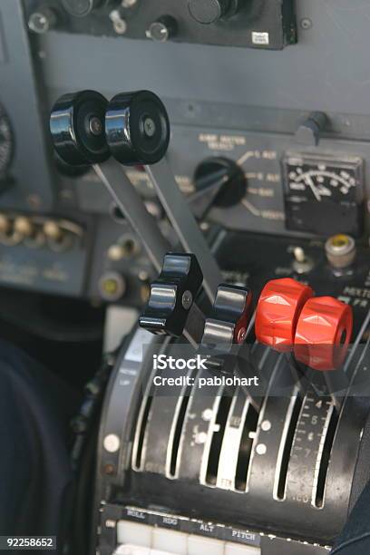 Photo libre de droit de Contrôles Dune Cabine De Pilotage banque d'images et plus d'images libres de droit de Avion - Avion, Bouton de réglage, Bouton poussoir