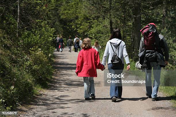 부품군 걷기 가족에 대한 스톡 사진 및 기타 이미지 - 가족, 걷기, 단일 차선 도로