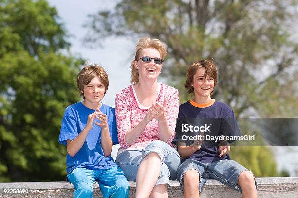 Aplausos - Fotografias de stock e mais imagens de Adolescente - Adolescente, Adulto, Alegria