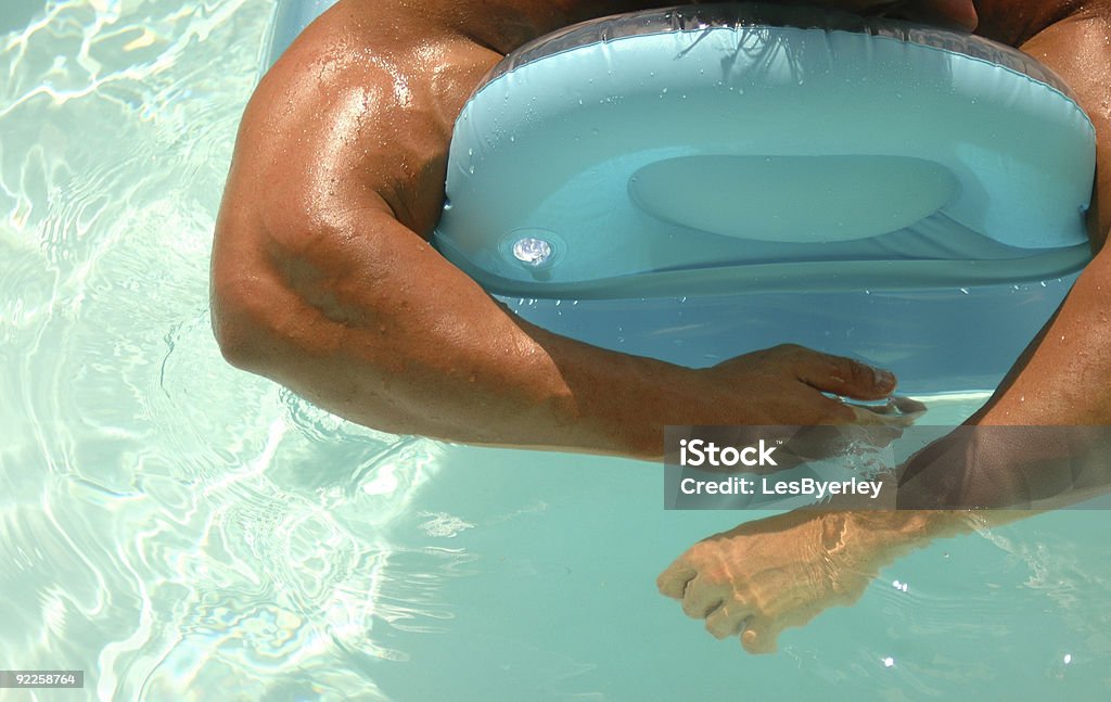 Bodybuilder dans la piscine - Photo de Admirer le paysage libre de droits