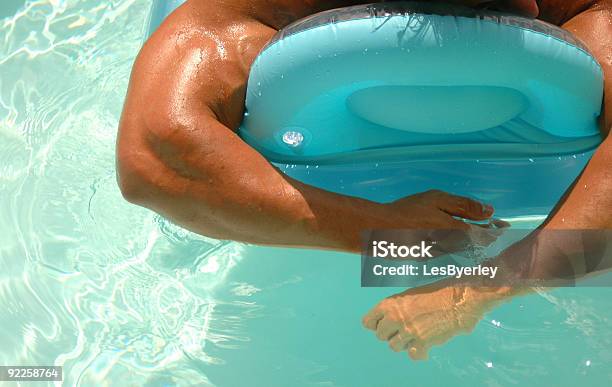 Foto de Bodybuilder Na Piscina e mais fotos de stock de Adulto - Adulto, Arquitetura, Azul Turquesa