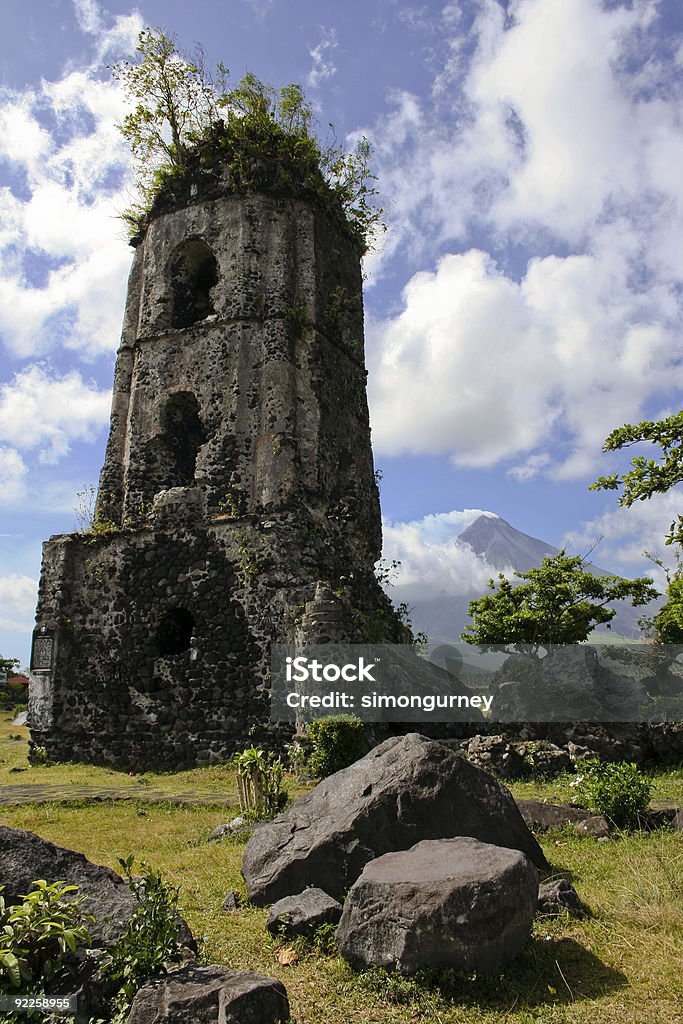 Monte mayon vulcão Igreja ruínas Filipinas - Foto de stock de Colonial royalty-free