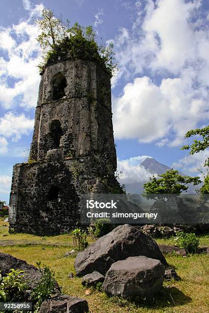 Foto de Monte Mayon Vulcão Igreja Ruínas Filipinas e mais fotos de stock de Colonial - Colonial, Filipinas, Albay
