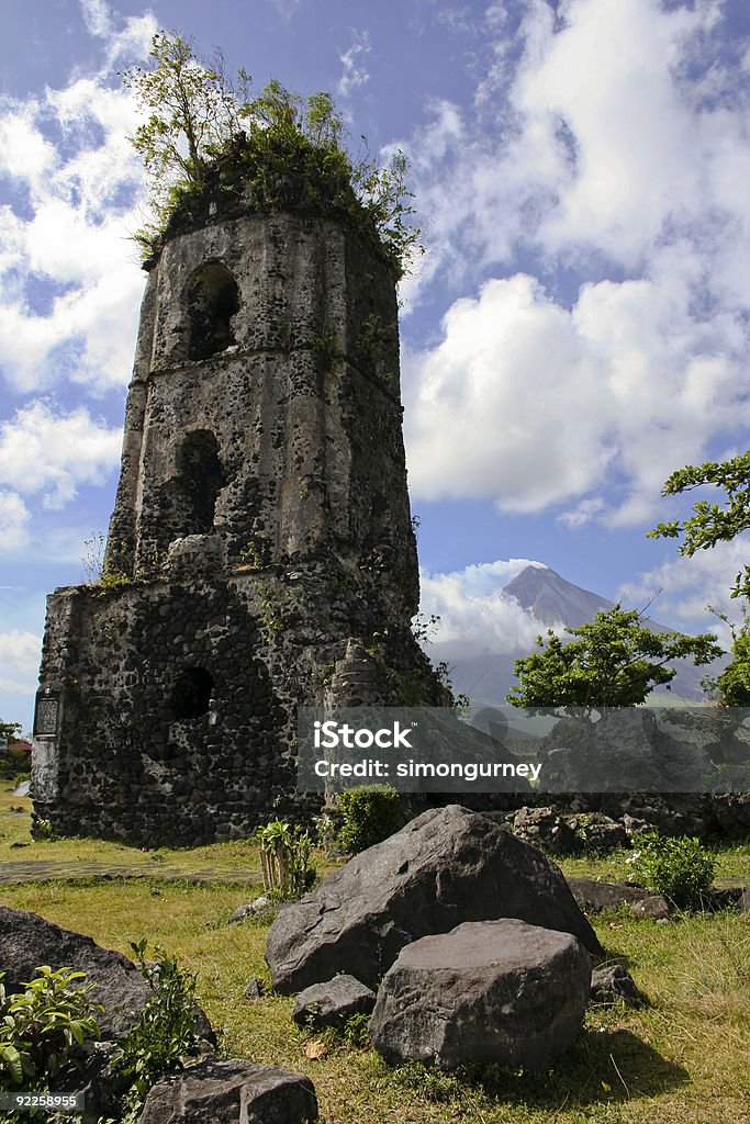 Гора Майон Вулкан Церковь Разоряет Филиппины - Стоковые фото Колониальный стиль роялти-фри
