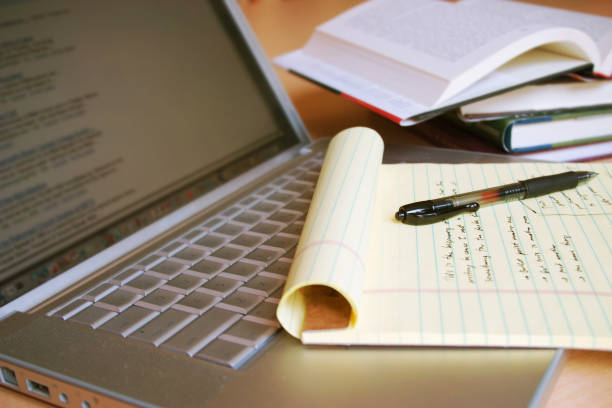 computador portátil com livros, caneta e bloco de jurídica amarelo - research imagens e fotografias de stock