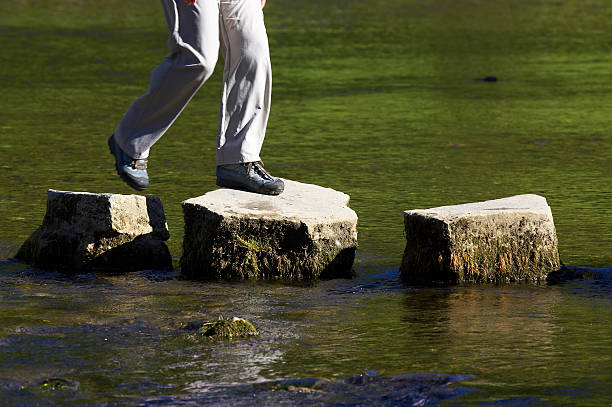 cruzar três o step stones - stepping stone stone stepping footpath - fotografias e filmes do acervo