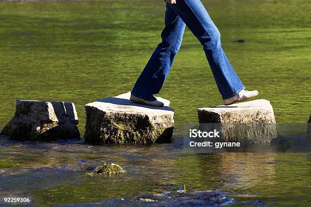 Drei Stepping Stones Stockfoto und mehr Bilder von Gehen - Gehen, Stein - Fels, Drei Gegenstände