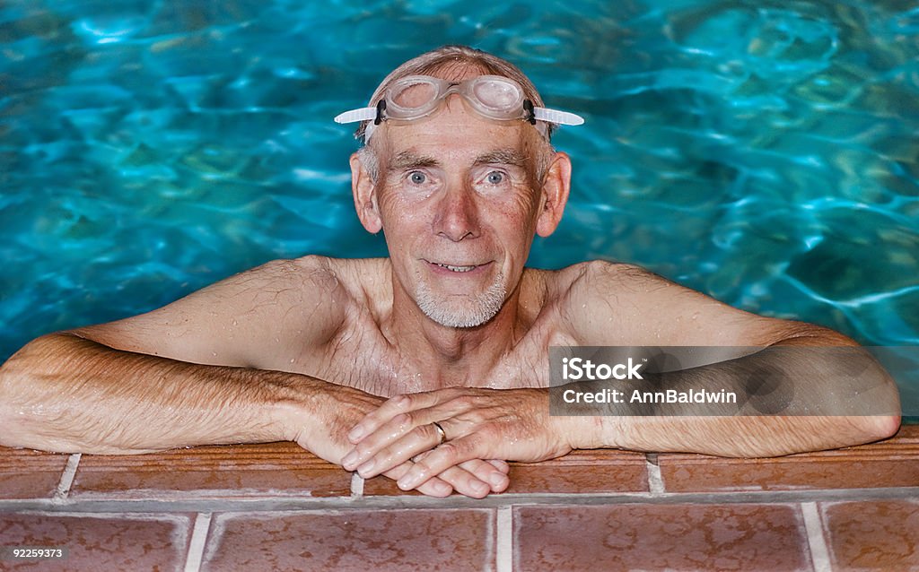 Velho Homem na piscina - Foto de stock de 60 Anos royalty-free