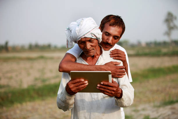 père & fils utilisant ipad - global village photos et images de collection