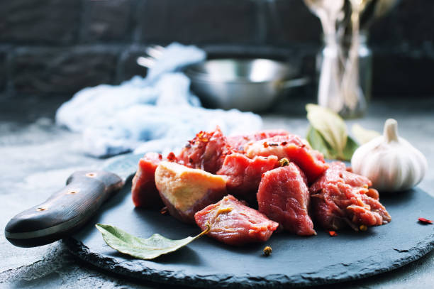 carne cruda - veal medallion beef gourmet foto e immagini stock