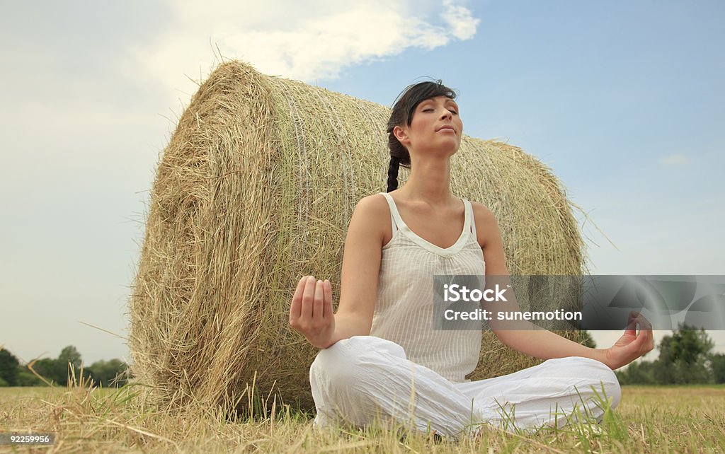 Femme, faire du yoga sur un pack de blé cornfield - Photo de Adulte libre de droits