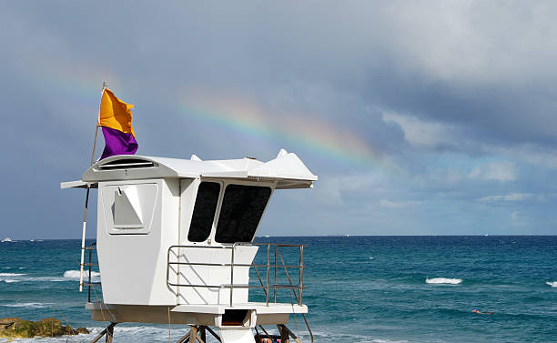 estação de nadador salva-vidas e arco-íris - gold coast australia lifeguard sea imagens e fotografias de stock