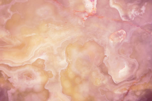 облегченный ломтик мраморного оникса. горизонтальное изображение. теплый розовый и желтый цвета. красивый фон крупным планом - lightened стоковые фото и изображения