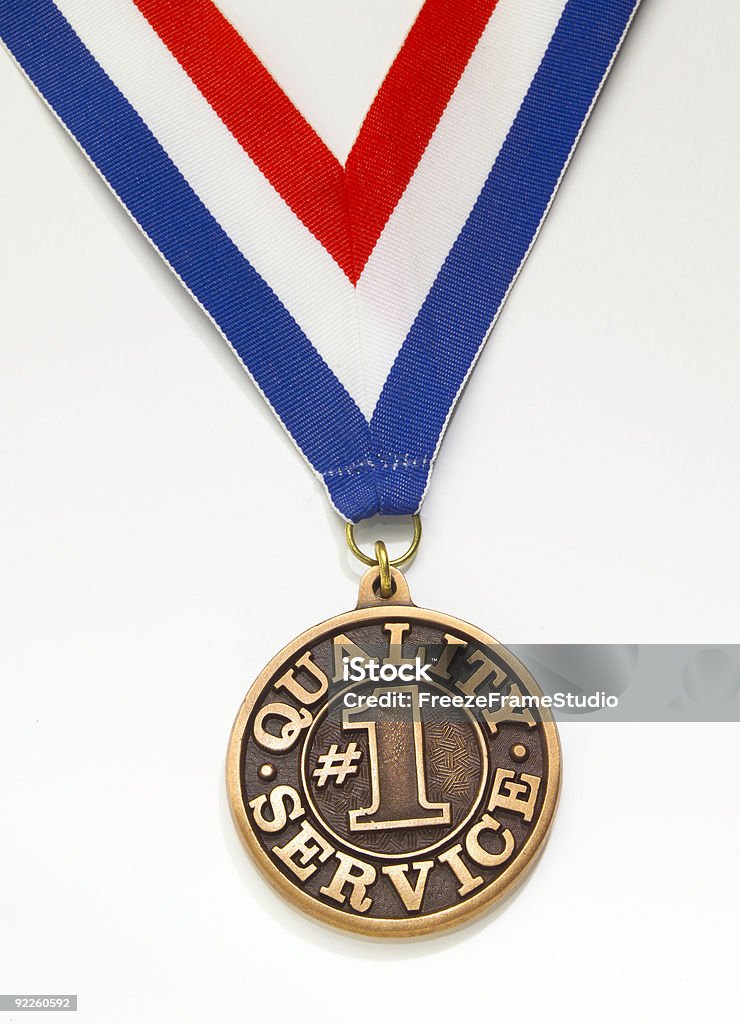 Качество обслуживания глубокого рельефным медальоном с лентой - Стоковые фото Золото роялти-фри