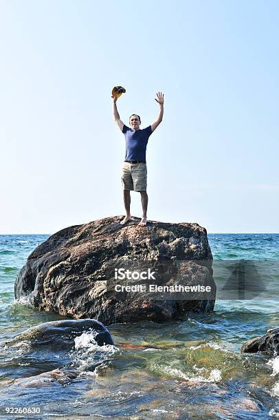 Man 撚り線海の岩 - 男性のストックフォトや画像を多数ご用意 - 男性, 男性のみ, 難破