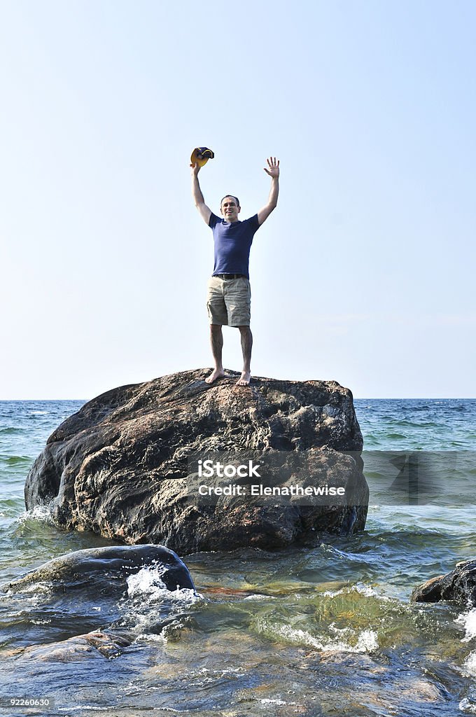 Homem cadeia em uma pedra no oceano - Royalty-free Homens Foto de stock