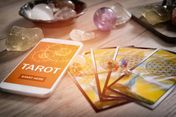 istock Tarot cards and mobile phone 922610400