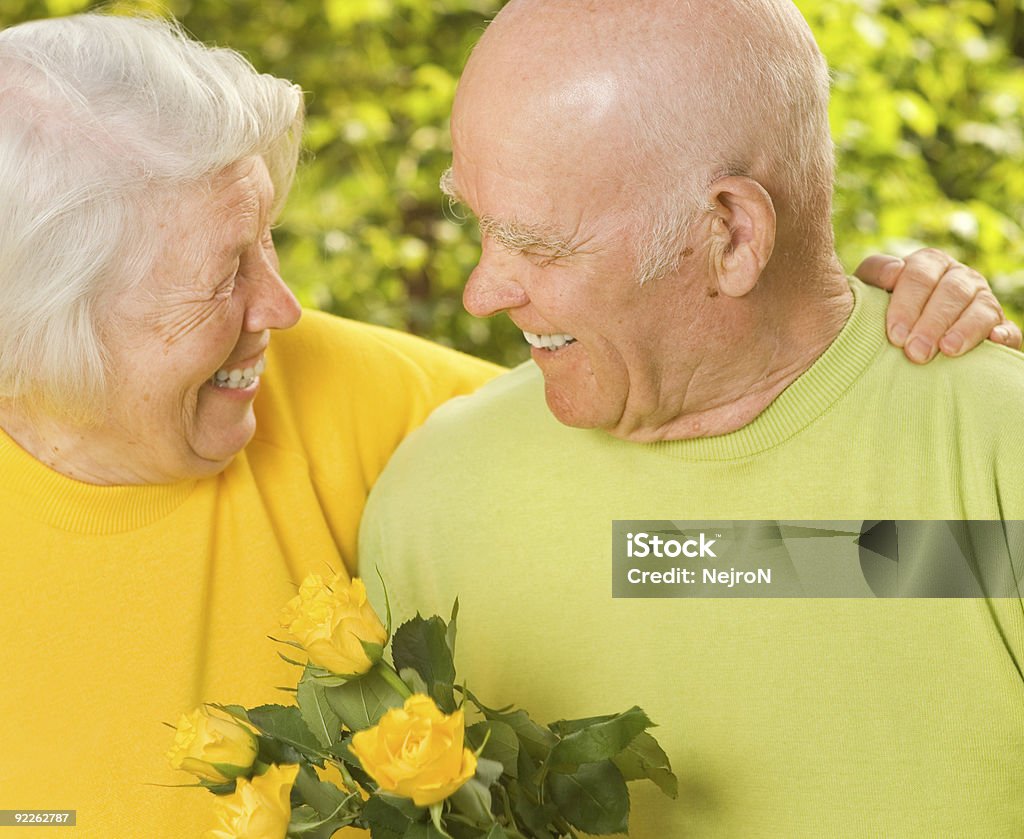 Happy senior Pareja en el amor al aire libre - Foto de stock de Flor libre de derechos