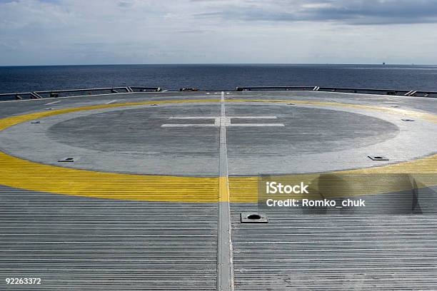 헬리콥터 패드를 시추선 굴착선에 대한 스톡 사진 및 기타 이미지 - 굴착선, 바다, 해양구조물