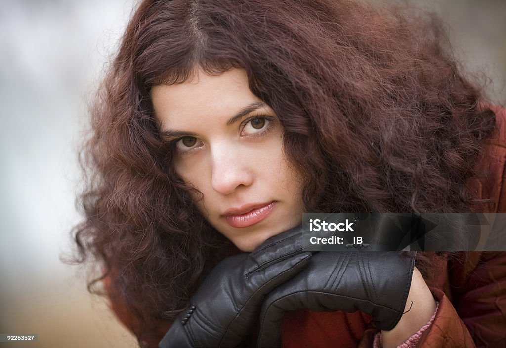 Ritratto della bella ragazza pensierosa - Foto stock royalty-free di Capelli crespi