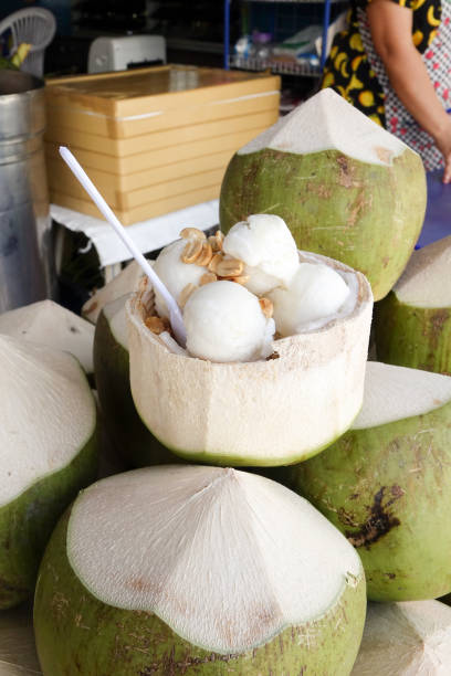 istock Delicious Thai style coconut ice cream in coconut shell 922636276