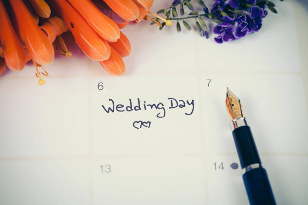 istock Reminder Wedding day in calendar planning and fountain 922636628