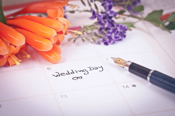 istock Reminder Wedding day in calendar planning and fountain 922636630