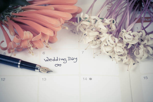 istock Reminder Wedding day in calendar planning and fountain 922636636