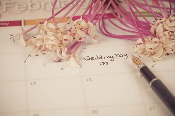 istock Reminder Wedding day in calendar planning and fountain 922636664