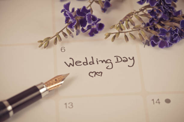 istock Reminder Wedding day in calendar planning and fountain 922636668