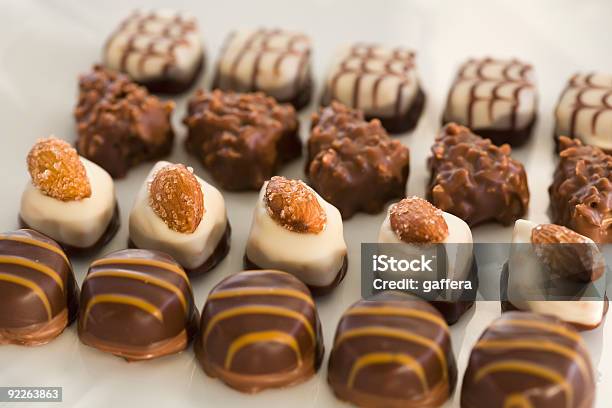 Rebuçados De Chocolate - Fotografias de stock e mais imagens de Alimentação Não-saudável - Alimentação Não-saudável, Amêndoa, Chocolate