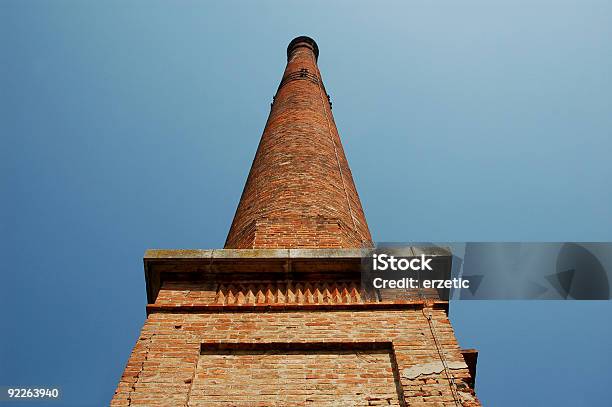 Chimenea Foto de stock y más banco de imágenes de Alto - Descripción física - Alto - Descripción física, Arquitectura, Azul