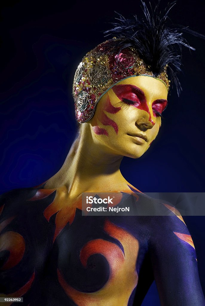 Retrato de una mujer misteriosa con maquillaje artístico - Foto de stock de Fénix libre de derechos