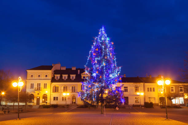 istock Christmas in Tarnobrzeg - main square at evening 922645634