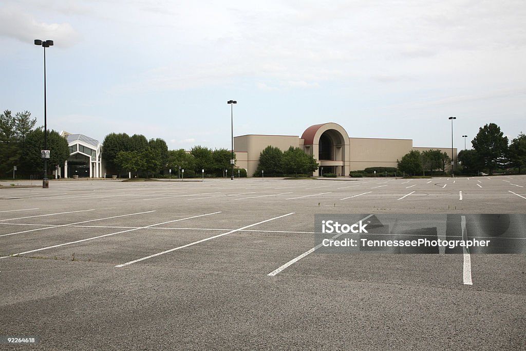 LEERER PARKPLATZ an der mall - Lizenzfrei Einkaufszentrum Stock-Foto