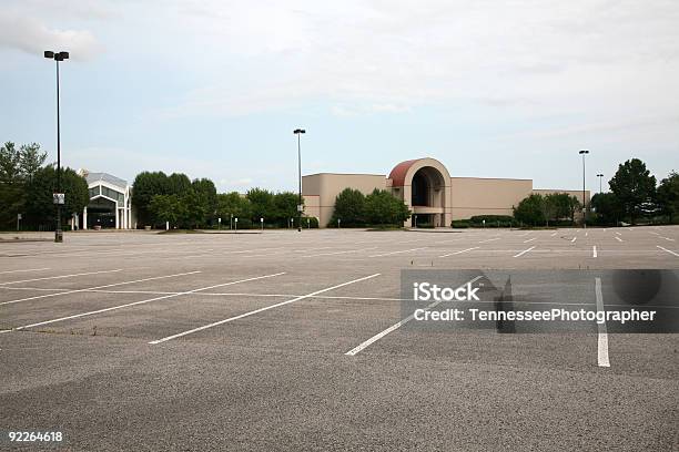 Leerer Parkplatz An Der Mall Stockfoto und mehr Bilder von Einkaufszentrum - Einkaufszentrum, Zurückgelassen, Asphalt